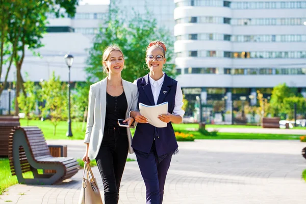 Två Unga Kvinnliga Studenter Går Sommarpark — Stockfoto