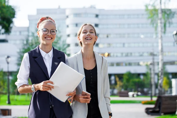 Zwei Junge Businessgirls Spazieren Park — Stockfoto