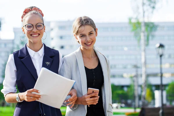 Zwei Junge Businessgirls Spazieren Park — Stockfoto