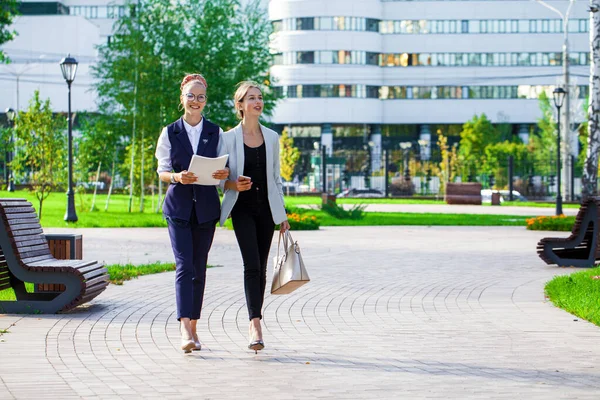 Två Unga Kvinnliga Studenter Går Sommarpark — Stockfoto