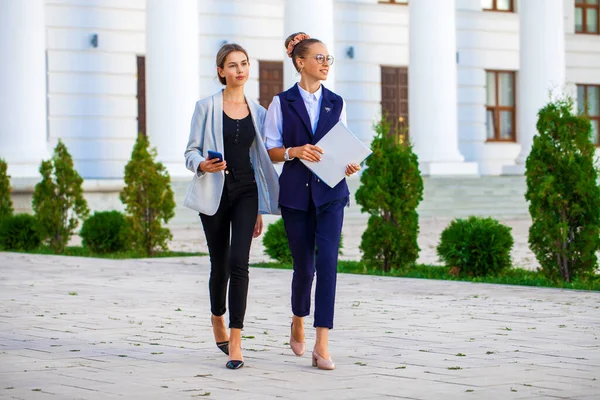 Two Young Female Students Walking Summer Park — Stock Photo, Image