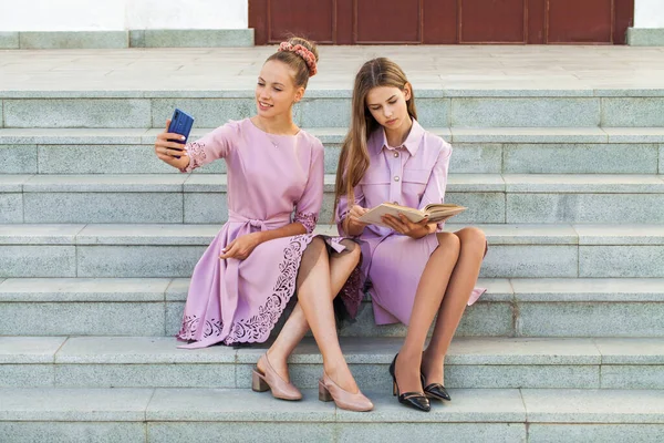 Dvě Mladé Studentky Růžových Šatech Sedí Schodech — Stock fotografie