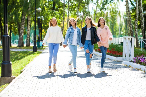 Quattro Giovani Ragazze Felici Che Camminano Nel Parco Autunnale — Foto Stock