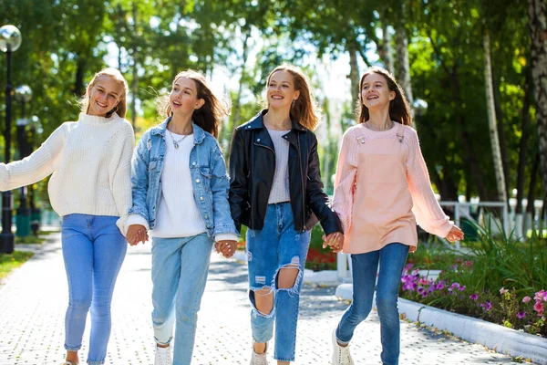 Quatro Jovens Felizes Andando Parque Outono — Fotografia de Stock