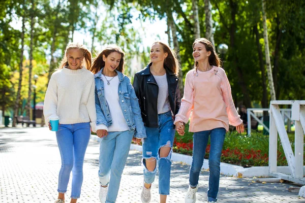 Quatro Jovens Felizes Andando Parque Outono — Fotografia de Stock