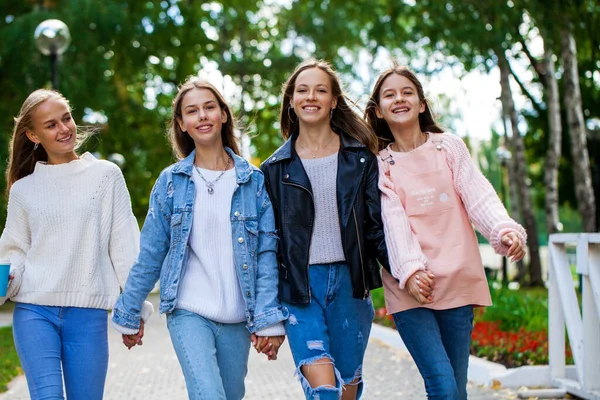 Quattro Ragazze Adolescenti Felici Che Camminano Nel Parco Autunnale — Foto Stock