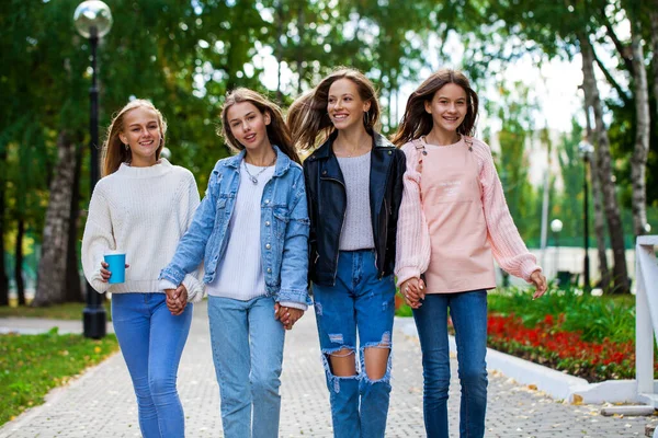 Τέσσερις Χαρούμενες Έφηβες Περπατούν Στο Πάρκο Του Φθινοπώρου — Φωτογραφία Αρχείου