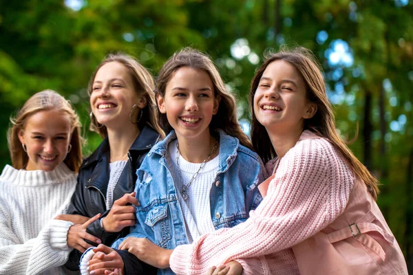 Quatre Adolescentes Heureuses Marchant Dans Parc Automne — Photo