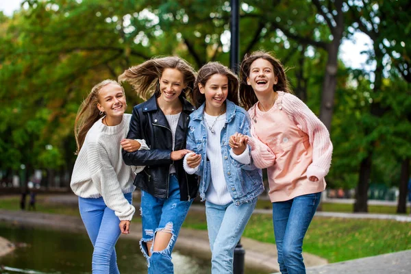 Quatro Adolescentes Felizes Meninas Andando Parque Outono — Fotografia de Stock