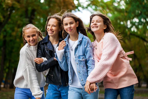 Четыре Счастливые Девочки Подростки Гуляющие Осеннем Парке — стоковое фото