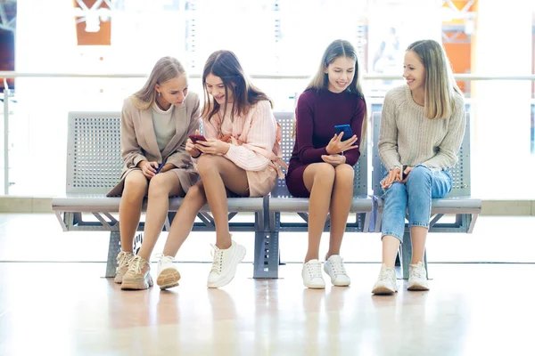 Full Length Portrait Four Young Girls Sitting Bench Buried Smartphones — Stock Photo, Image