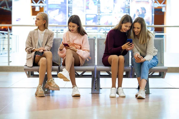 Full Length Portrait Four Young Girls Sitting Bench Buried Smartphones — Stock Photo, Image