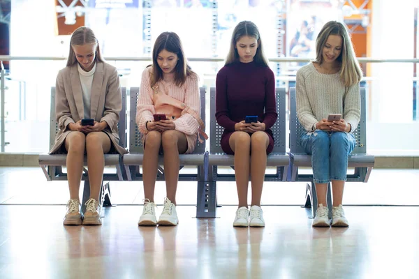 Retrato Comprimento Total Quatro Meninas Estão Sentadas Banco Enterradas Seus — Fotografia de Stock