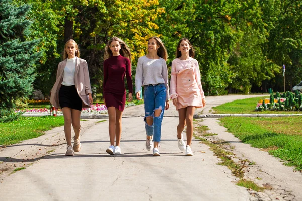 Quatre Jeunes Filles Heureuses Marchant Dans Parc Automne — Photo