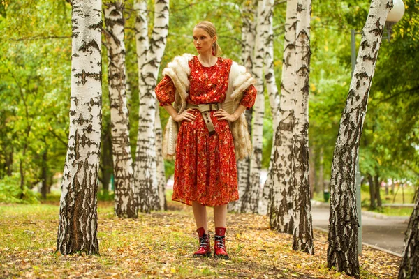 Російська Красуня Повний Портрет Стильного Зразка Довгій Червоній Сукні Квітів — стокове фото