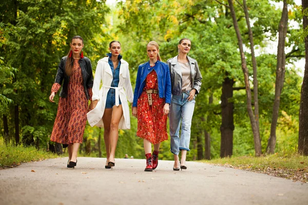 Τέσσερα Μοντέλα Μόδας Στο Παλτό Περπάτημα Στο Πάρκο Φθινόπωρο — Φωτογραφία Αρχείου