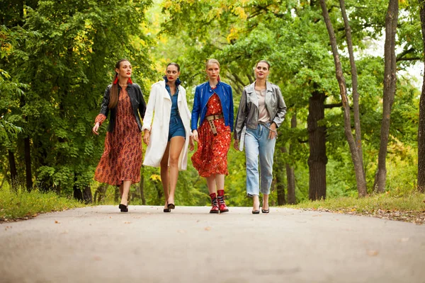 Cuatro Modelos Moda Abrigo Caminando Parque Otoño — Foto de Stock