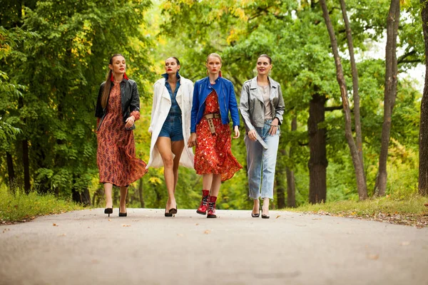 Quatre Mannequins Manteau Marchant Dans Parc Automne — Photo