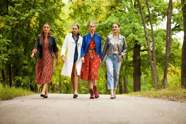 Cuatro Modelos Moda Abrigo Caminando Parque Otoño — Foto de Stock