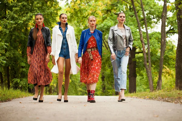 Fyra Modemodeller Rock Walking Höstparken — Stockfoto
