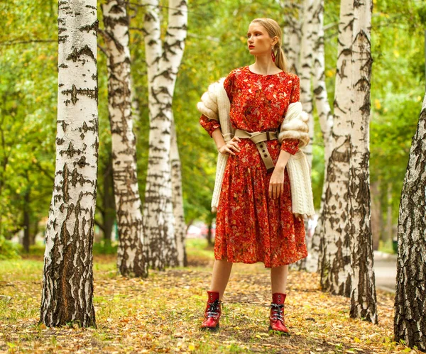 Rosyjska Piękność Portret Całego Ciała Stylowy Model Długich Czerwonych Kwiatów — Zdjęcie stockowe