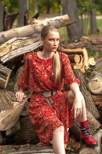 Портрет Стильной Модели Платье Длинных Красных Цветов — стоковое фото