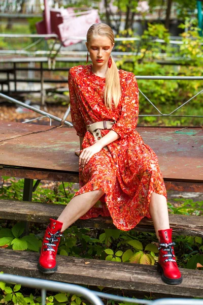 Portrét Modelky Módy Mladá Krásná Dívka Jasně Červené Šaty Pózování — Stock fotografie