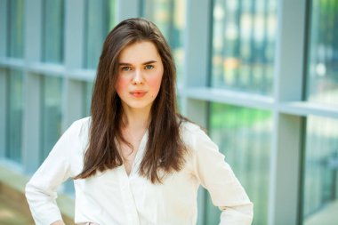 Kapalı alanda güzel bir esmer kızın portresi.