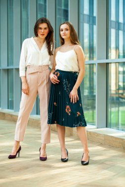 İki genç iş kadınının tam boy portresi