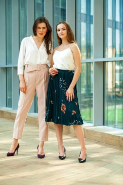 İki genç iş kadınının tam boy portresi