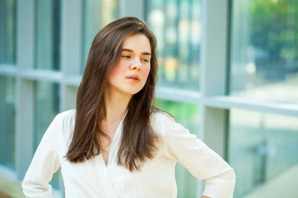 Portret Van Een Jong Mooi Brunette Meisje Binnen — Stockfoto