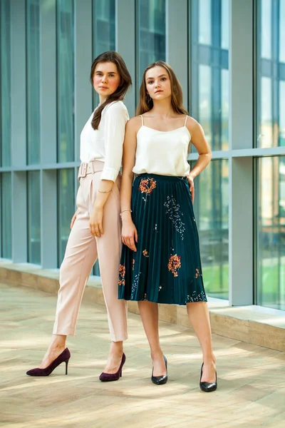 Retrato Comprimento Total Duas Jovens Mulheres Negócios — Fotografia de Stock
