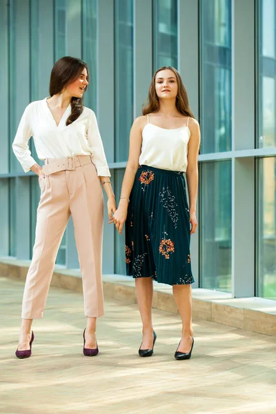 Retrato Comprimento Total Duas Jovens Mulheres Negócios — Fotografia de Stock