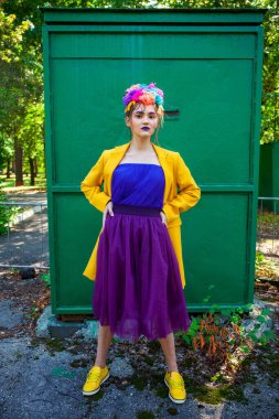 Sarı ceketli şık bir mankenin vücut portresi. 