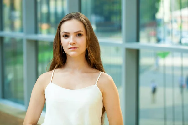 Porträtt Ung Vacker Brunett Flicka Inomhus — Stockfoto