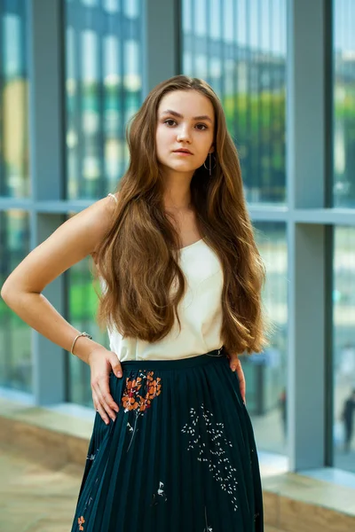 Kapalı alanda güzel bir esmer kızın portresi.