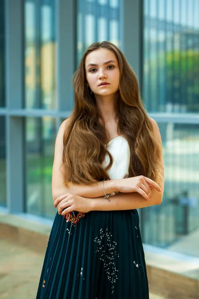 Kapalı alanda güzel bir esmer kızın portresi.