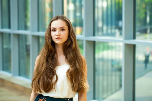 Porträt Eines Jungen Schönen Brünetten Mädchens Drinnen — Stockfoto