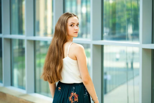 Portret Van Een Jong Mooi Brunette Meisje Binnen — Stockfoto