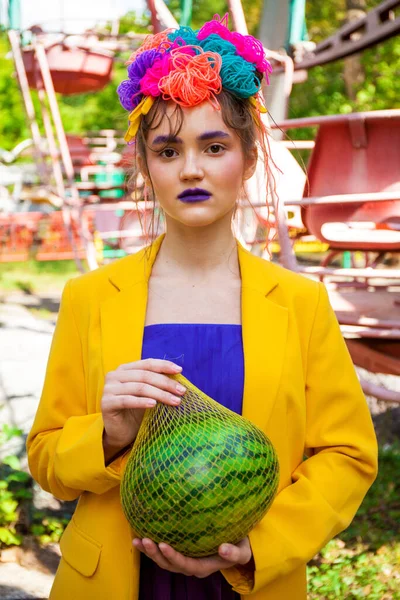 Portret Stylowej Modelki Żółtym Płaszczu Tle Parku Rozrywki — Zdjęcie stockowe