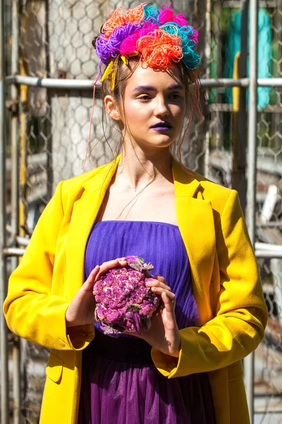 Portret Stylowej Modelki Żółtym Płaszczu Tle Parku Rozrywki — Zdjęcie stockowe