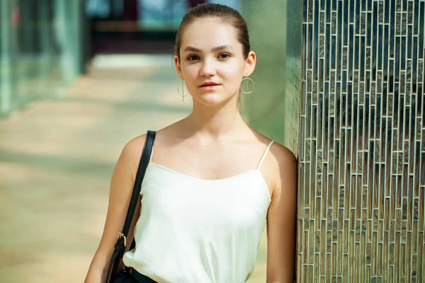 Retrato Uma Jovem Linda Menina Morena Interior — Fotografia de Stock