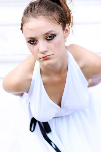 悲伤的年轻女人哭着用黑色睫毛膏眼泪 — 图库照片