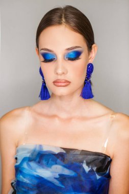 Güzellik uydur. Gri arka planda izole edilmiş güzel esmer model.