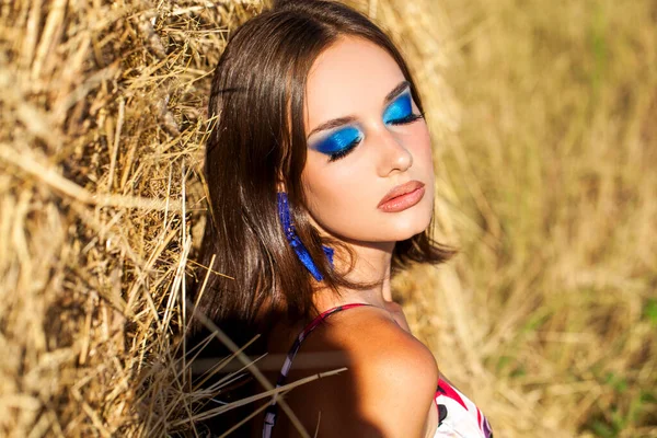 Retrato Uma Jovem Mulher Bonita Com Maquiagem Brilhante Posando Campo — Fotografia de Stock