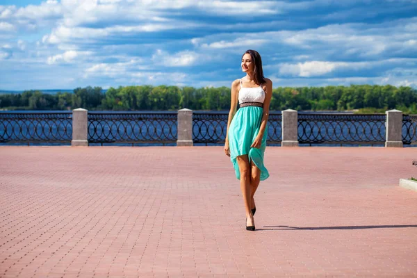 Ett Långt Porträtt Ung Vacker Flicka Turkos Klänning Promenader Längs — Stockfoto