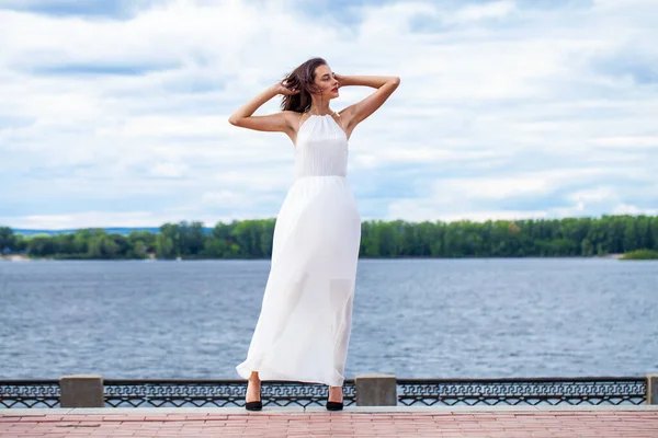 Celotělový Portrét Mladé Krásné Brunetky Ženy Dlouhých Bílých Šatech — Stock fotografie