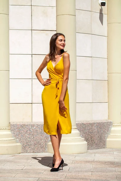 Retrato Comprimento Total Uma Bela Morena Posando Vestido Amarelo Verão — Fotografia de Stock