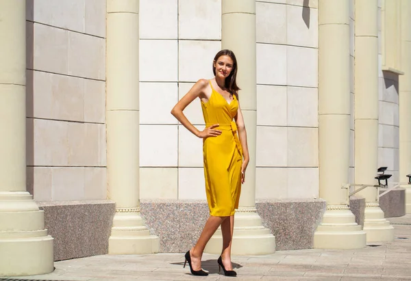 Full Length Portrait Beautiful Brunette Posing Yellow Dress Summer Outdoor — Stock Photo, Image