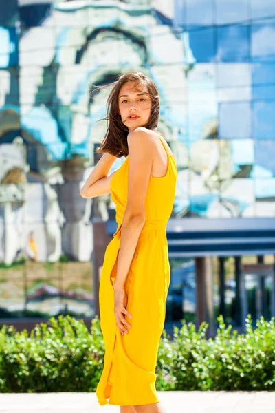 Hermosa Morena Posando Vestido Amarillo —  Fotos de Stock
